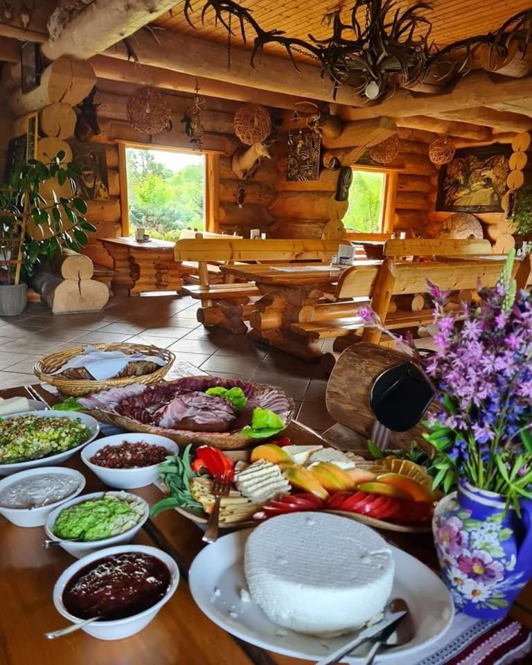 Wilcza Jama - Domki Z Bali Lutowiska Esterno foto